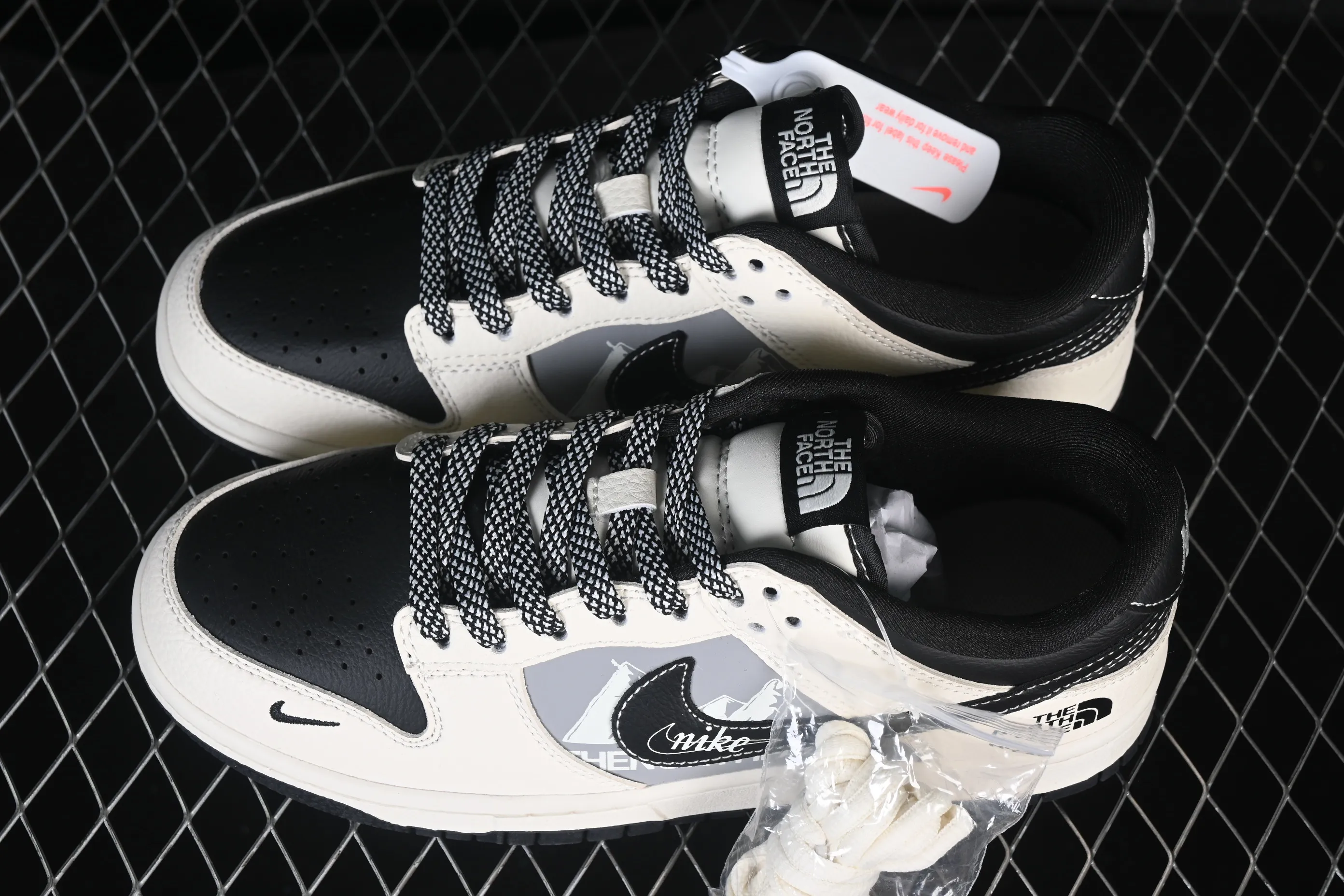 All categories Nk SB Dunk Series Nk SB Dunk Low High-end customized low-top sneakers Nike SB Dunk Low North Face co-branded White and Black Snow Mountain High-end customized low-top casual sneakers DS6608-023